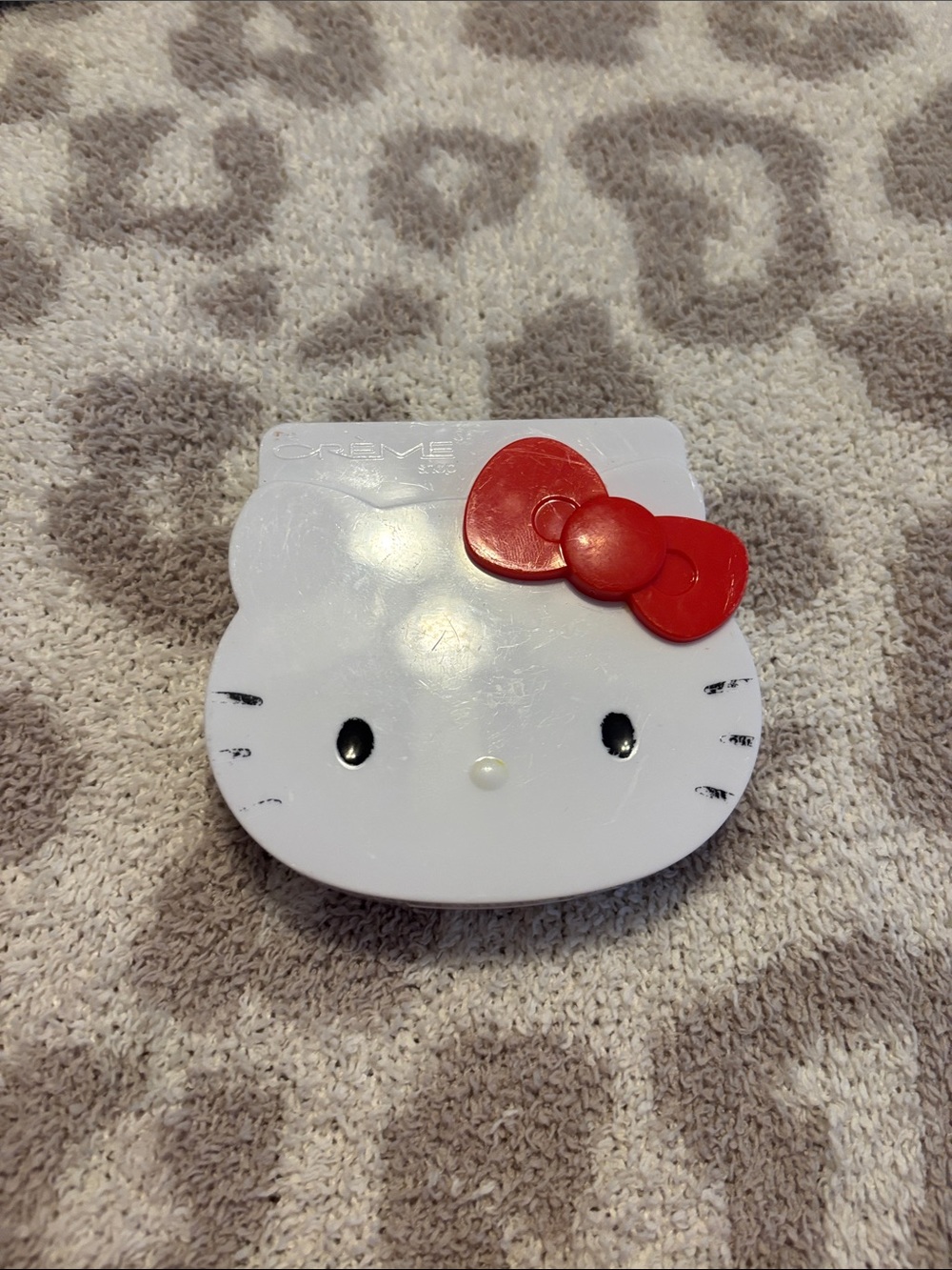 Hello Kitty x The Creme Shop Hello Kitty blotting paper Compact with Red Bow